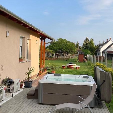 Konrad Apartman Villa Balatonmariafurdo Bagian luar foto
