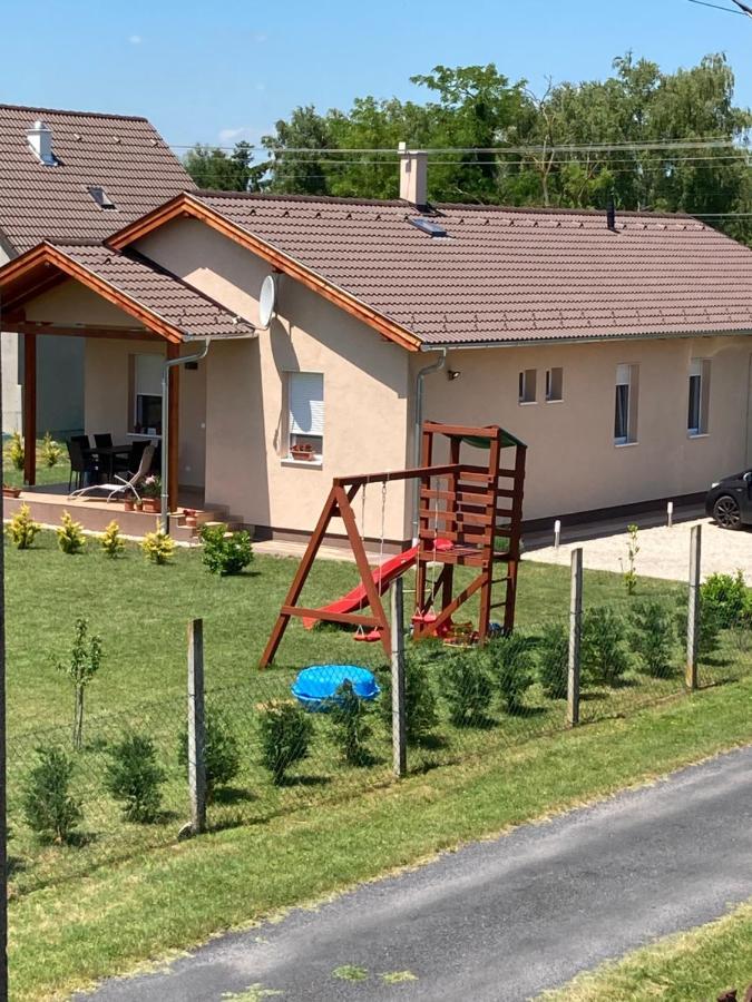 Konrad Apartman Villa Balatonmariafurdo Bagian luar foto