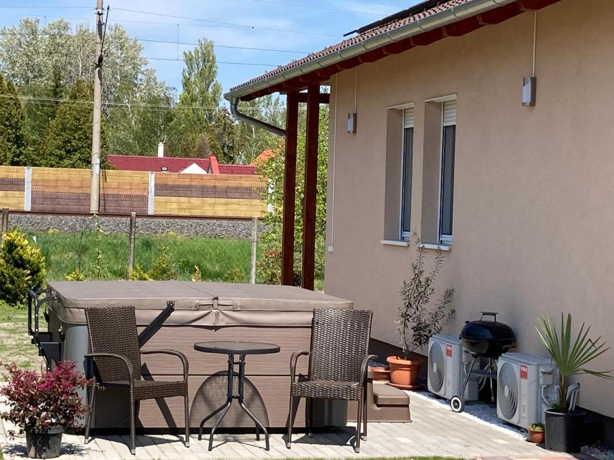 Konrad Apartman Villa Balatonmariafurdo Bagian luar foto