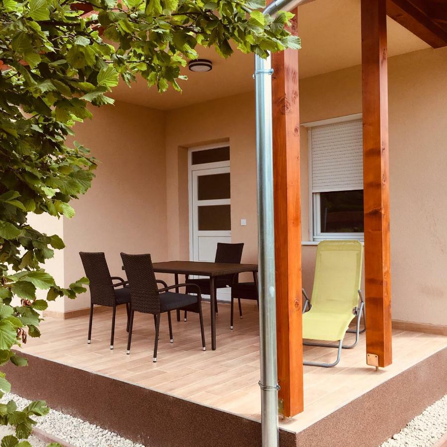 Konrad Apartman Villa Balatonmariafurdo Bagian luar foto