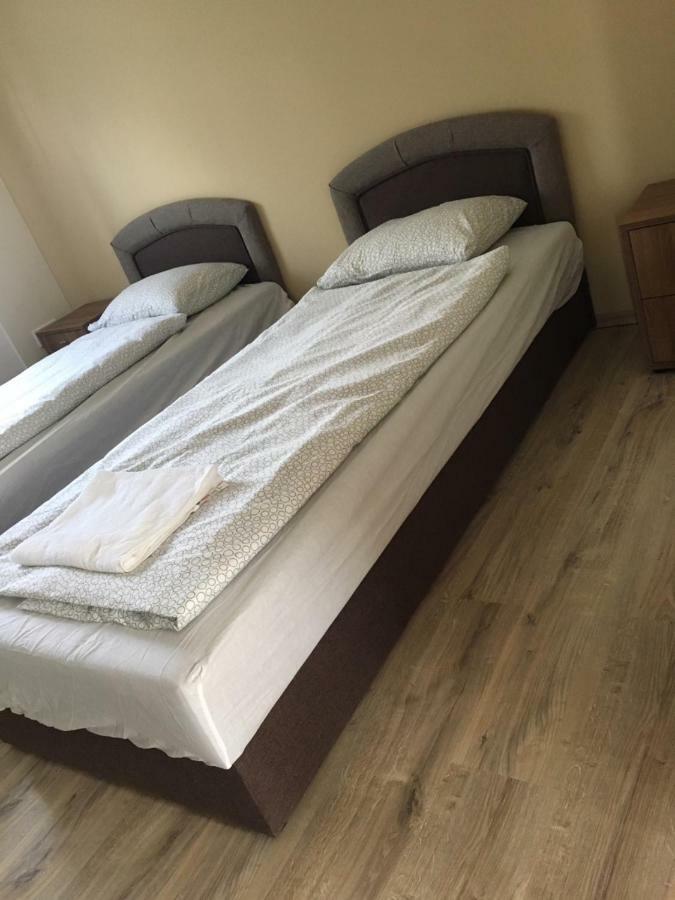 Konrad Apartman Villa Balatonmariafurdo Bagian luar foto