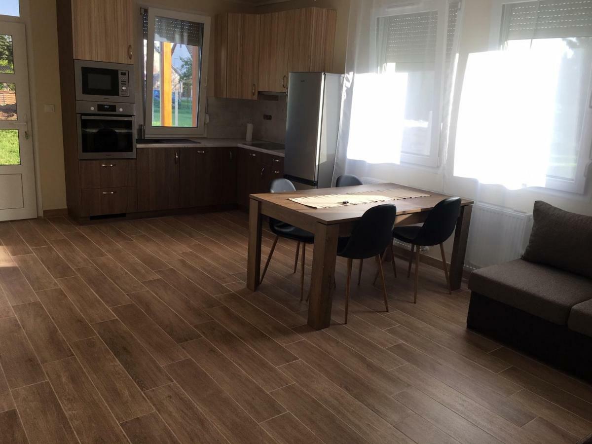 Konrad Apartman Villa Balatonmariafurdo Bagian luar foto